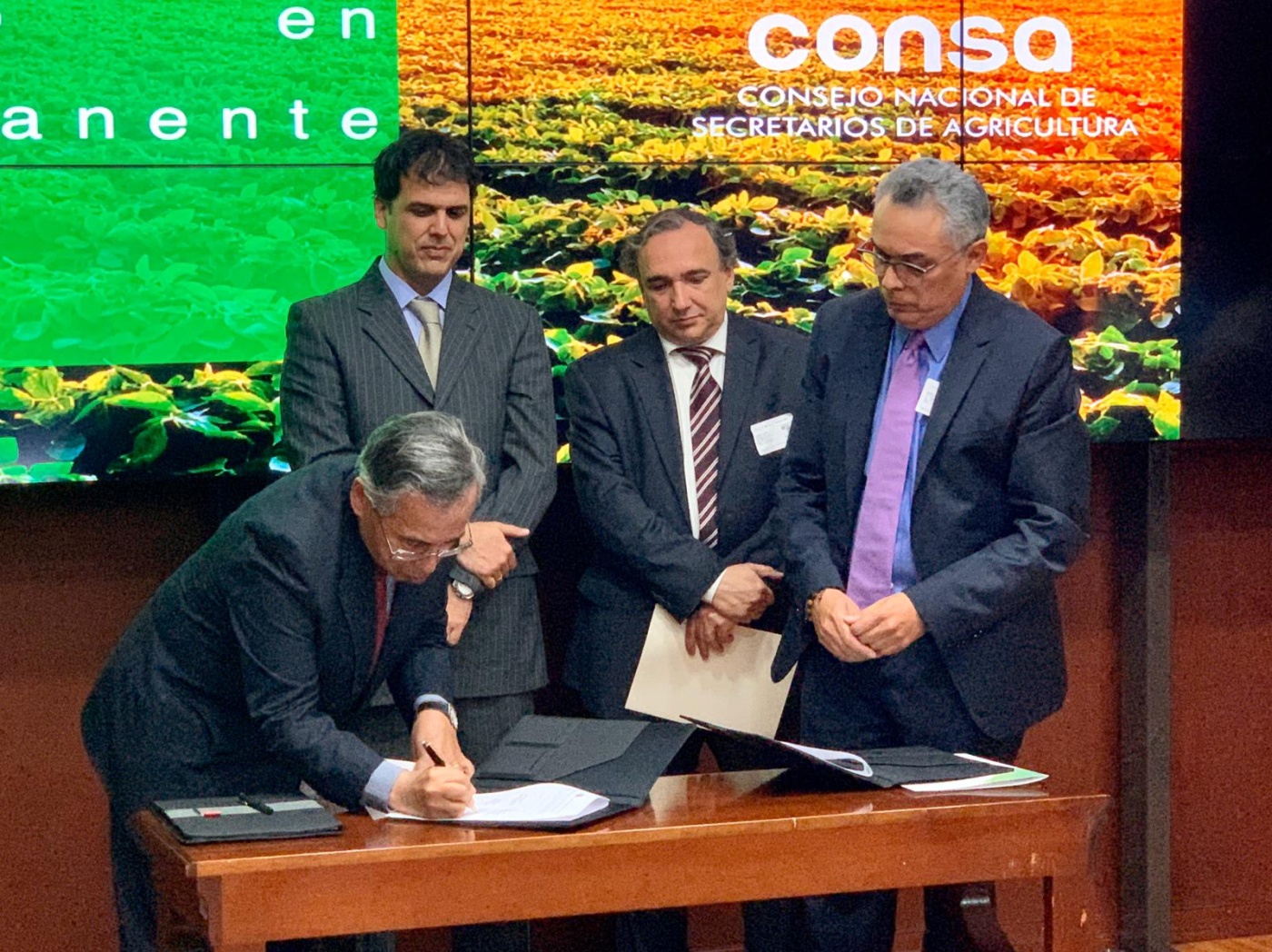 Firma del acuerdo a favor de la restauración de tierras degradadas en Colombia en el marco de la Iniciativa 20x20