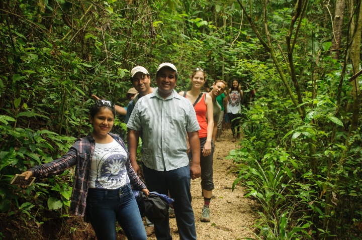 Grupo de jóvenes en Taller de Restauración en Costa Rica